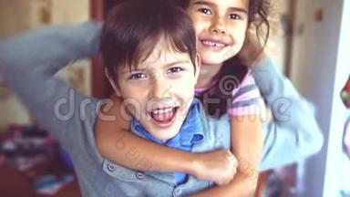 小男孩和女孩拥抱做自拍。 男孩与女孩拥抱儿童友谊的概念。 小可爱的男孩和女孩